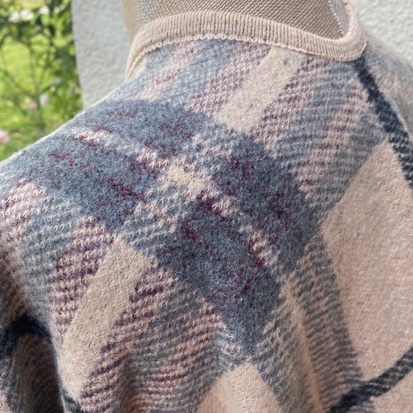 Neiman Marcus beautiful Ruana Cape/Shawl. This is so beautiful & chic - Picture 5 of 10